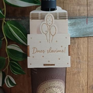 Dárková, dřevěná, závěsná krabička na láhev vína - balónky (Dnes slavíme)