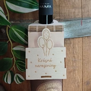 Dárková, dřevěná, závěsná krabička na láhev vína - balónky (Krásné narozeniny)