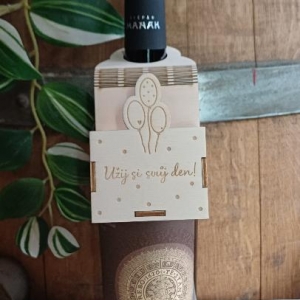 Dárková, dřevěná, závěsná krabička na láhev vína - balónky (Užij si svůj den)