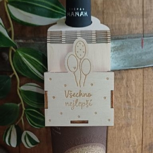 Dárková, dřevěná, závěsná krabička na láhev vína - balónky (Všechno nejlepší)