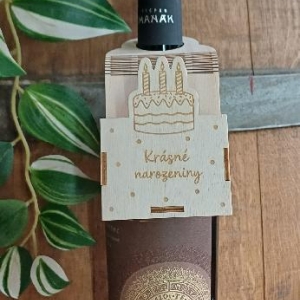 Dárková, dřevěná, závěsná krabička na láhev vína - dort/svíčky (krásné narozeniny)