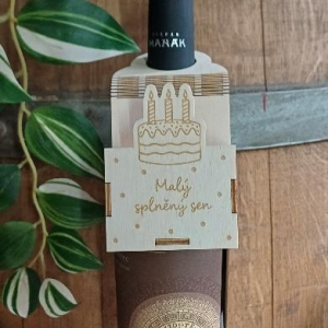 Dárková, dřevěná, závěsná krabička na láhev vína - dort/svíčky (Malý splněný sen)