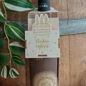Dárková, dřevěná, závěsná krabička na láhev vína - dort/svíčky (všechno nejlepší)