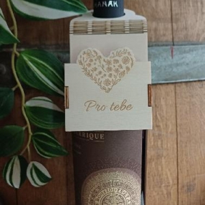 Dárková, dřevěná, závěsná krabička na láhev vína - květinové srdce (Pro tebe)