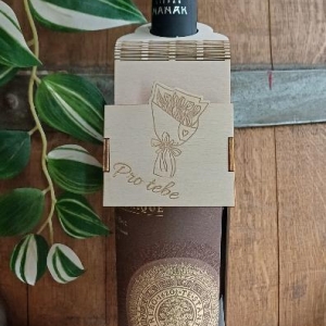 Dárková, dřevěná, závěsná krabička na láhev vína - kytice (Pro tebe)