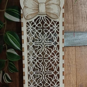 Dřevěný, dárkový box na víno - mašle/ornamenty