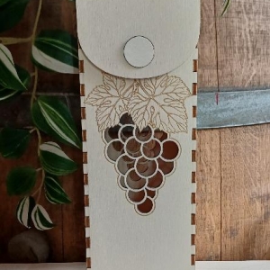 Dřevěný, dárkový box na víno - hrozen